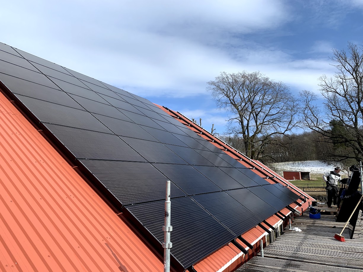 Solceller på rött plåttak